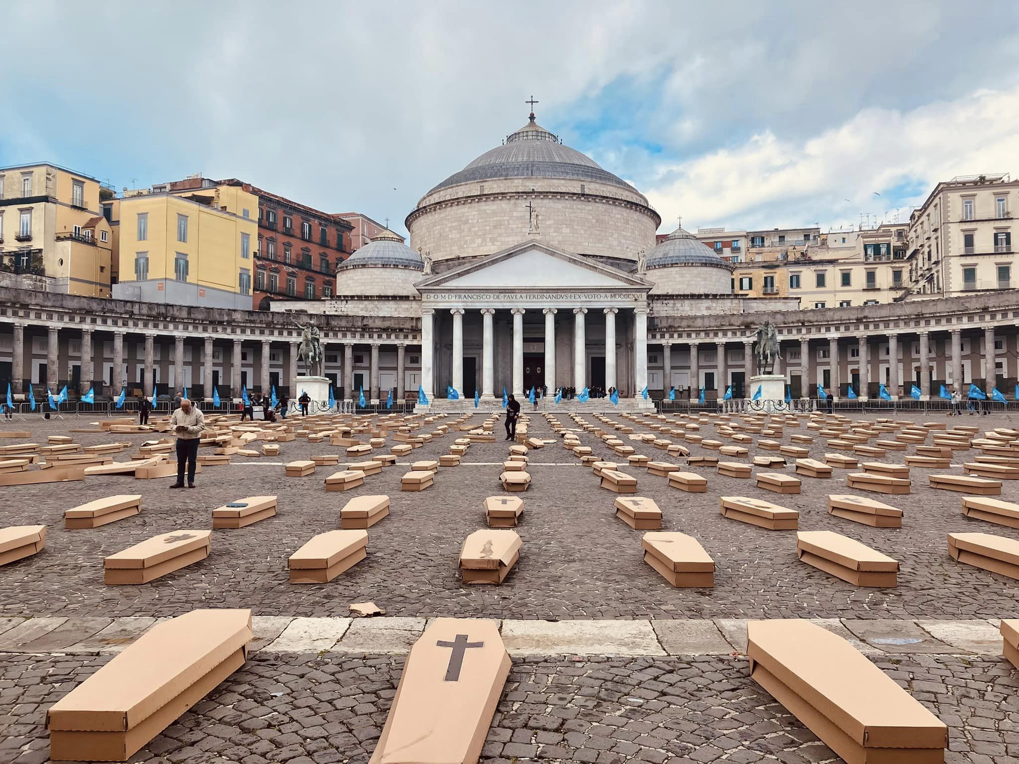 Il silenzio delle bare sul selciato di Piazza Plebiscito, a Napoli, è l’urlo di indignazione della UIL contro la strage dei lavoratori che continuano a morire sui luoghi di lavoro